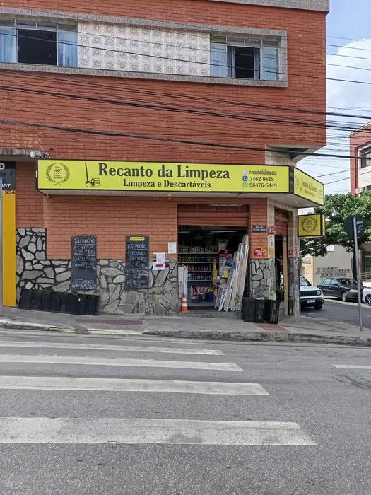 Fachada da loja de dia, com o letreiro amarelo na esquina