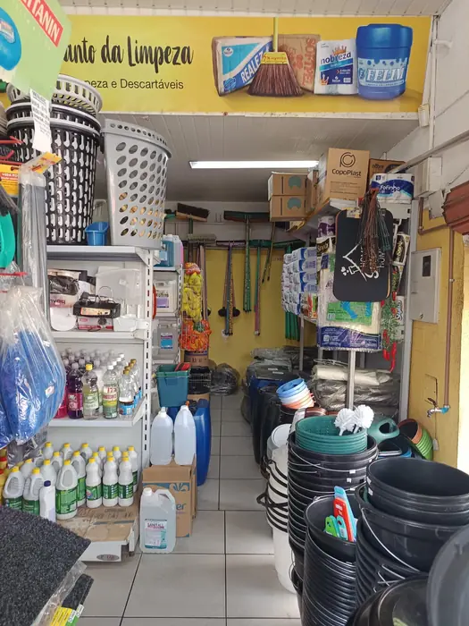 Fardos de papel higiênico, papel toalha e caixas de copos descartáveis